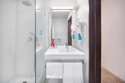 Habitación Doble Estándar del hotel Moov Évora. Foto 11