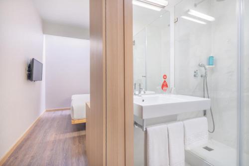 Habitación Doble Estándar - 2 camas del hotel Moov Évora. Foto 3