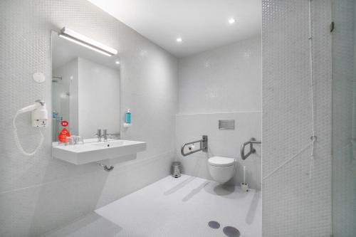 Habitación Doble adaptada para personas con movilidad reducida del hotel Moov Évora. Foto 1