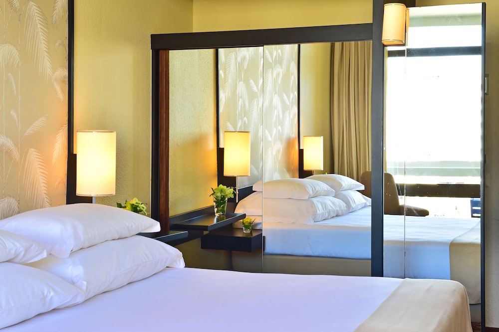 Habitación con 1 cama doble o 2 individuales, vistas parciales al mar (Side Sea View) del hotel Pestana Casino Park Hotel & Casino. Foto 1