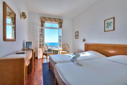 Habitación Doble con vistas al mar del hotel Monte Carlo. Foto 3