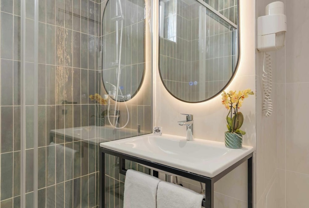Habitación clásica con 2 camas individuales del hotel The Editory Garden Carmo Funchal. Foto 5