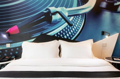 Habitación Melody - Cama grande del hotel Hf Fénix Music. Foto 3