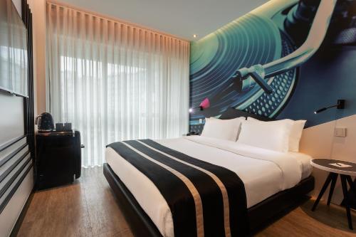 Habitación Melody - Cama grande del hotel Hf Fénix Music. Foto 4
