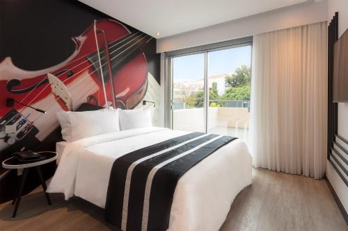 Habitación Melody - Cama grande del hotel Hf Fénix Music. Foto 6