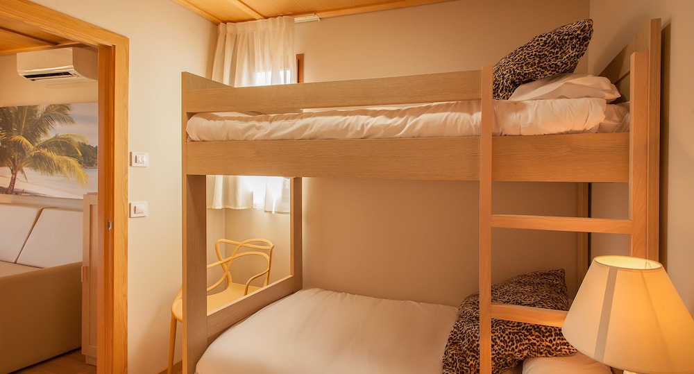 Bungalow, 2 habitaciones (2 Adults + 3 Children, Terra Natura) del hotel Magic Natura Animal, Waterpark & Polynesian Lodge Resort. Foto 1
