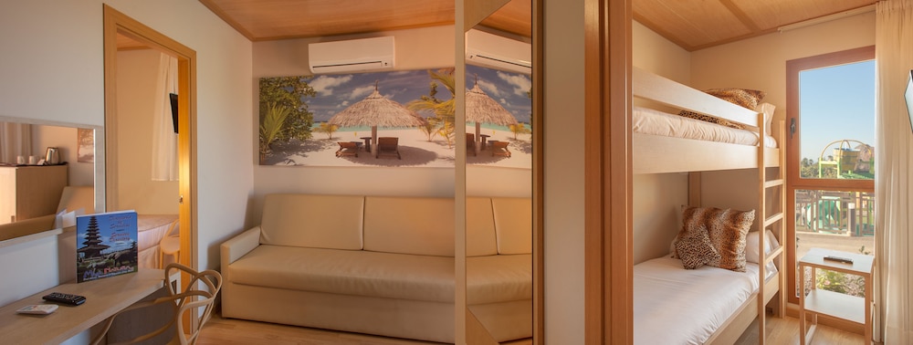Bungalow, 3 habitaciones (4 Adults + 3 Children, Terra Natura) del hotel Magic Natura Animal, Waterpark & Polynesian Lodge Resort. Foto 3