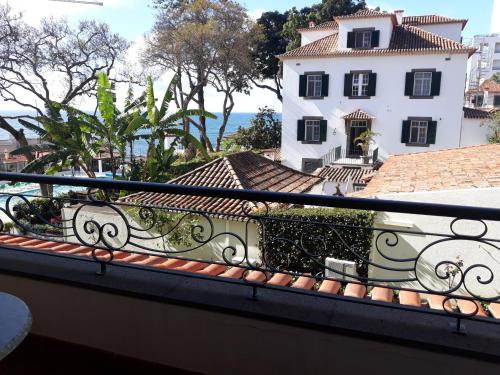 Habitación Doble Superior con balcón y vistas laterales al mar - 1 o 2 camas del hotel Quinta Da Penha De França. Foto 4