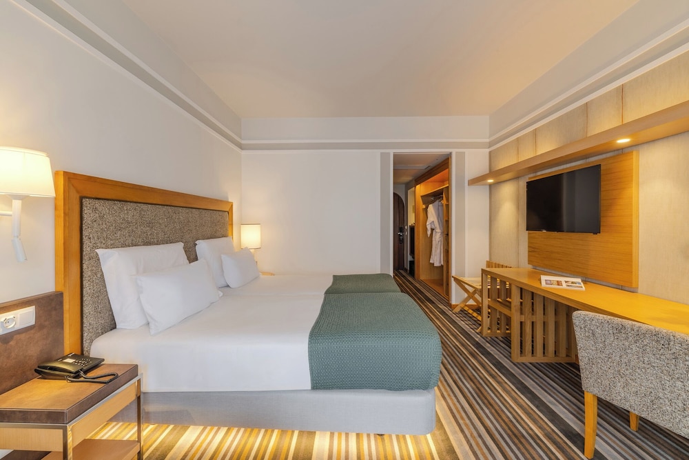 Habitación clásica con 1 cama doble o 2 individuales, vistas a la ciudad del hotel Pestana Carlton Madeira Ocean Resort