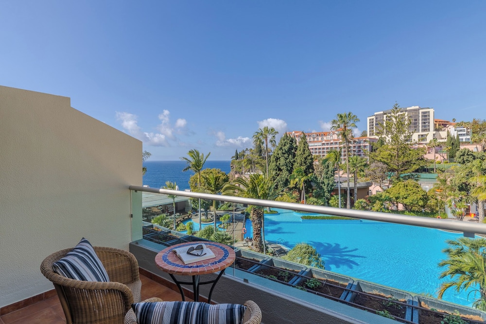 Habitación con 1 cama doble o 2 individuales, vistas a la piscina del hotel Pestana Carlton Madeira Ocean Resort