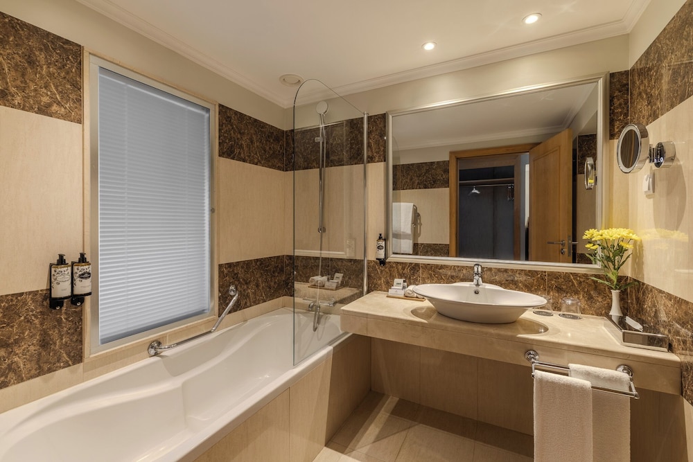 Habitación con 1 cama doble o 2 individuales, vistas a la piscina del hotel Pestana Carlton Madeira Ocean Resort. Foto 3