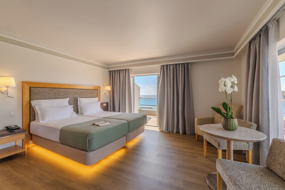 Suite Junior del hotel Pestana Carlton Madeira Ocean Resort. Foto 1