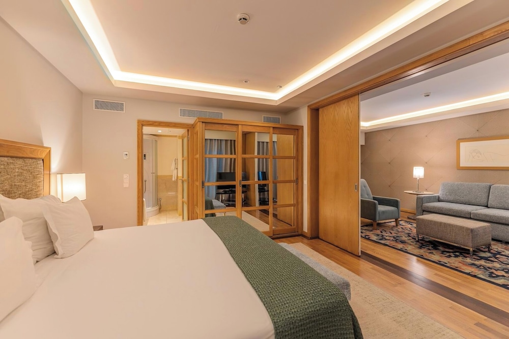 Suite del hotel Pestana Carlton Madeira Ocean Resort. Foto 1