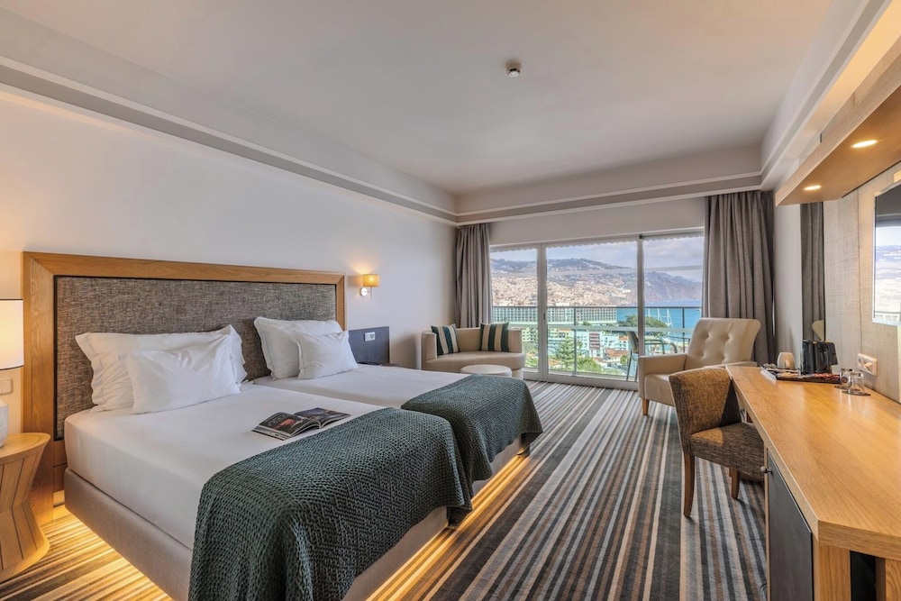 Habitación con 1 cama doble o 2 individuales, vistas al mar del hotel Pestana Carlton Madeira Ocean Resort. Foto 1