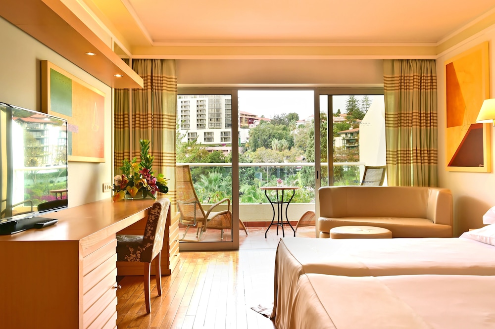 Habitación con 1 cama doble o 2 individuales, vistas a la piscina del hotel Pestana Carlton Madeira Ocean Resort
