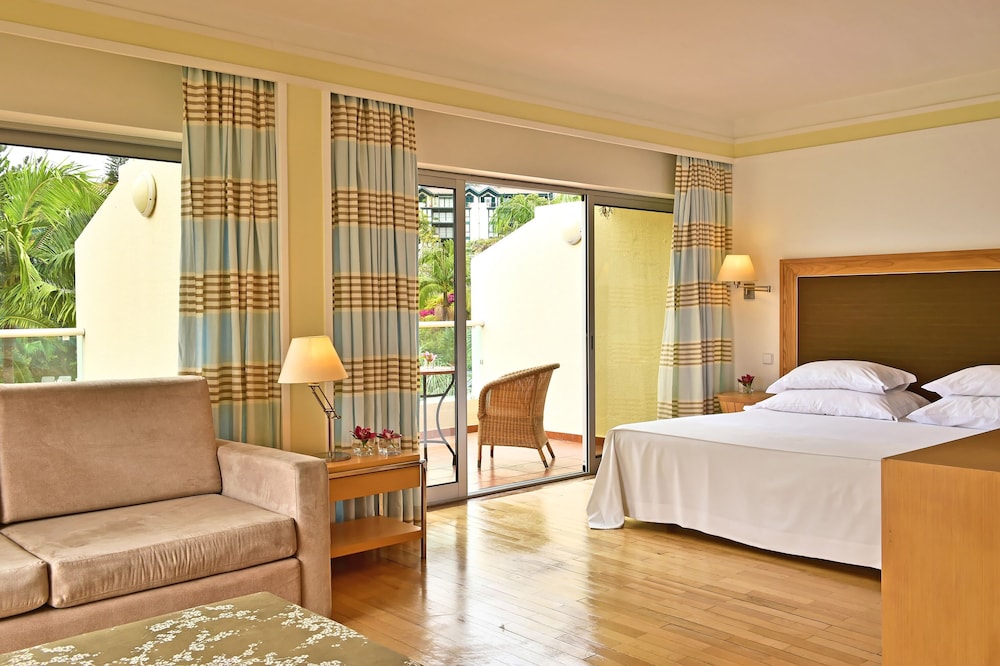 Suite junior del hotel Pestana Carlton Madeira Ocean Resort. Foto 2