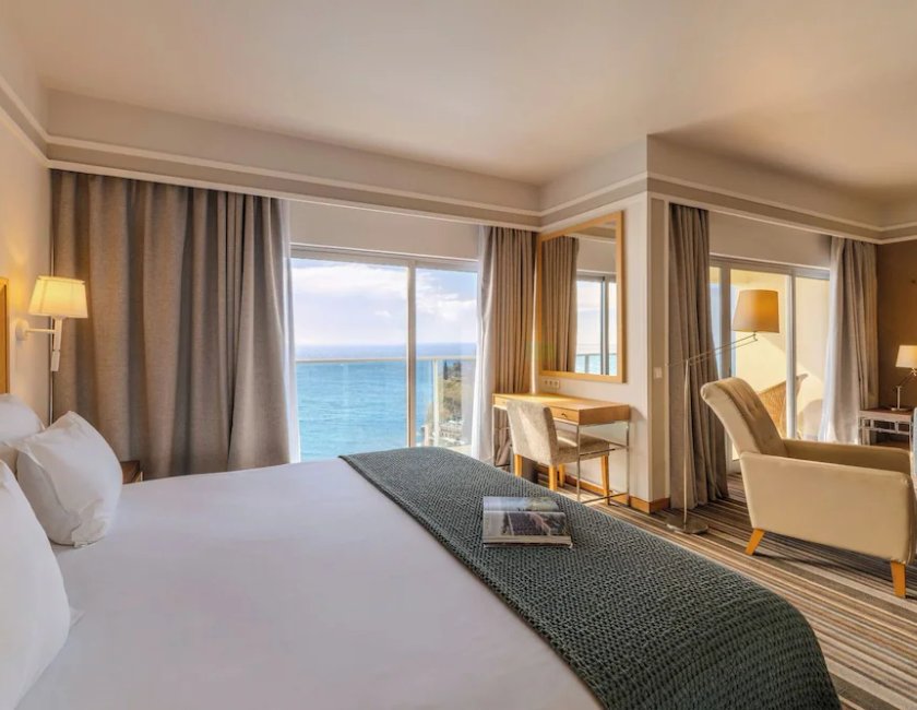 Suite junior (Superior) del hotel Pestana Carlton Madeira Ocean Resort. Foto 3
