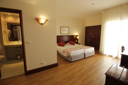 Habitación Doble Estándar con balcón - 2 camas del hotel Jardins d'Ajuda Suite. Foto 1