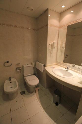 Habitación Doble Estándar con balcón - 2 camas del hotel Jardins d'Ajuda Suite. Foto 2