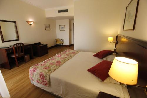 Habitación Doble Estándar con balcón - 2 camas del hotel Jardins d'Ajuda Suite. Foto 3