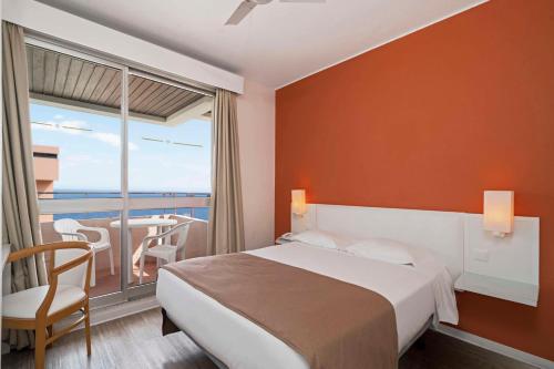 Habitación Doble con balcón del hotel Dorisol Estrelicia. Foto 5