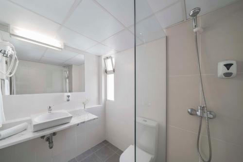 Habitación Doble con balcón del hotel Dorisol Estrelicia. Foto 7