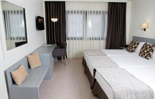 Habitación Triple del hotel Black Tulip - Porto Gaia. Foto 1