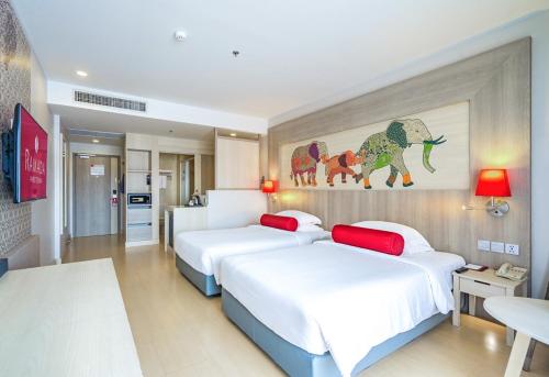 Habitación Doble Deluxe con vistas a la ciudad - 2 camas del hotel Ramada By Wyndham Phuket Deevana Patong