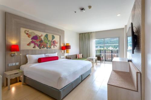 Habitación Premier con vistas a la piscina del hotel Ramada By Wyndham Phuket Deevana Patong