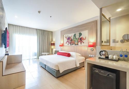 Habitación Doble Deluxe con cama extragrande y vistas a la ciudad del hotel Ramada By Wyndham Phuket Deevana Patong
