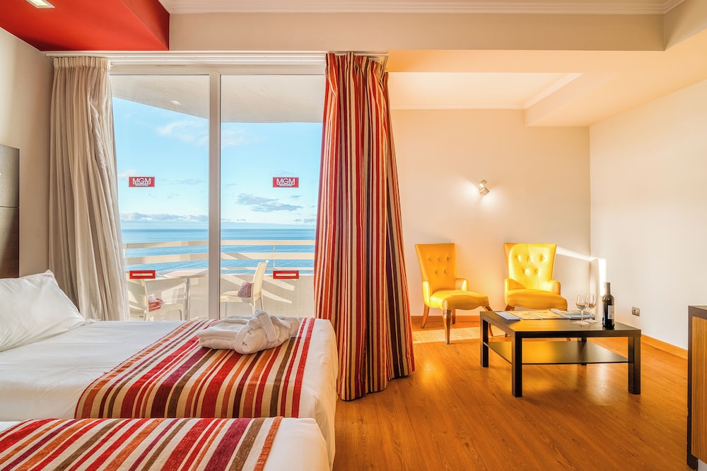 Superior Sea View (3 guests) del hotel Muthu Raga Madeira. Foto 2