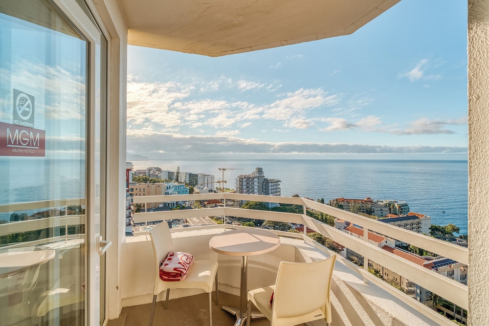 Superior Sea View (3 guests) del hotel Muthu Raga Madeira. Foto 5