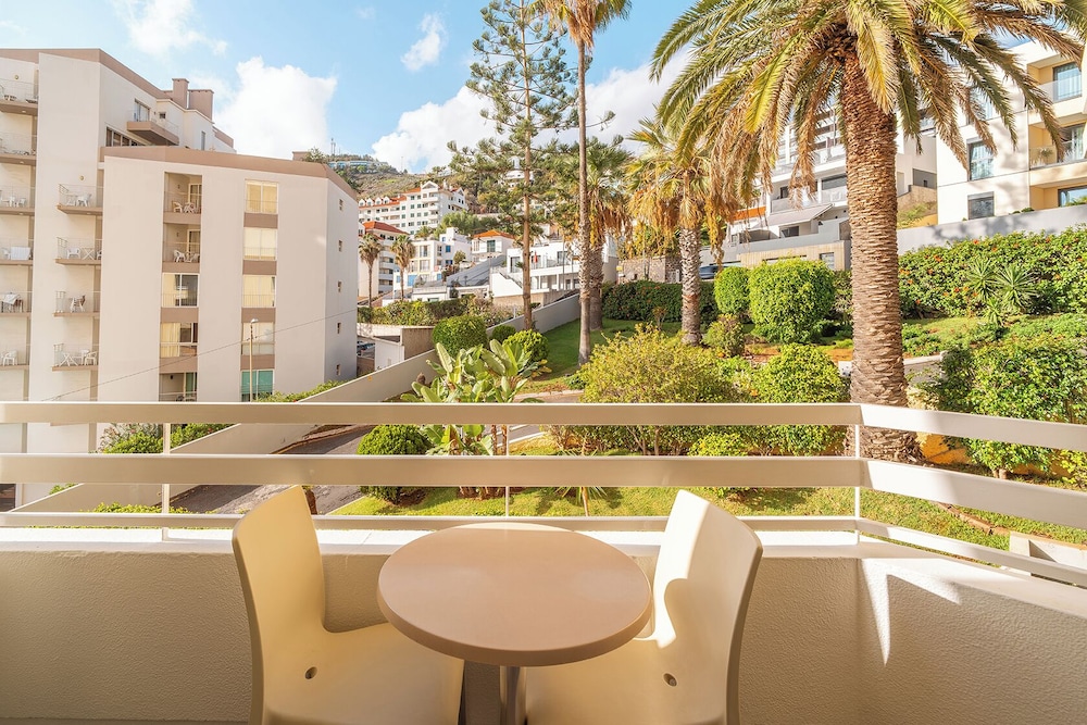 Superior Garden View (3 guests) del hotel Muthu Raga Madeira. Foto 5