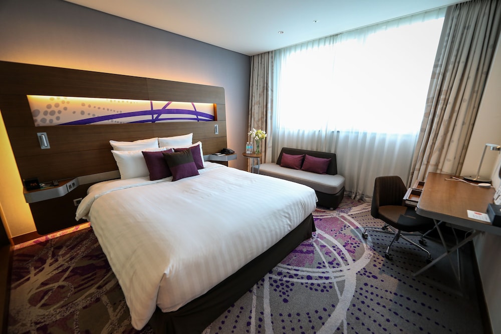 Habitación Superior con 1 Cama King del hotel Novotel Ambassador Suwon. Foto 2