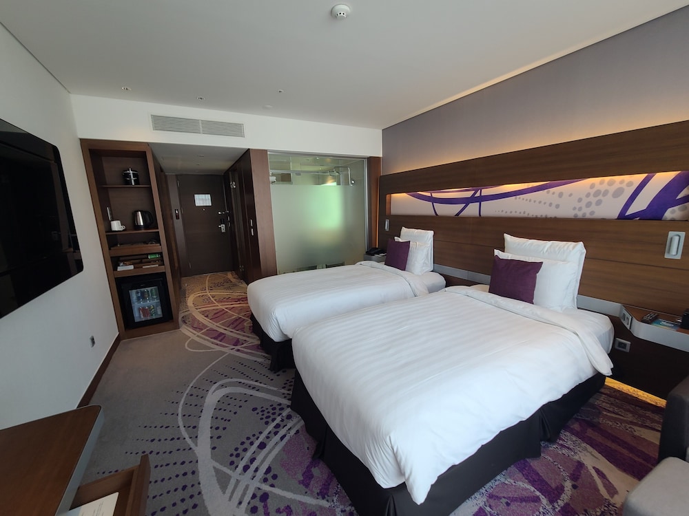 Habitación superior con 2 camas individuales del hotel Novotel Ambassador Suwon. Foto 1