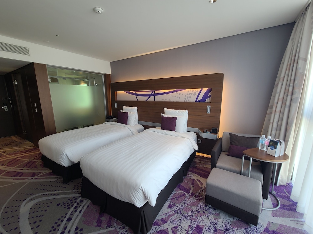 Habitación superior con 2 camas individuales del hotel Novotel Ambassador Suwon. Foto 2