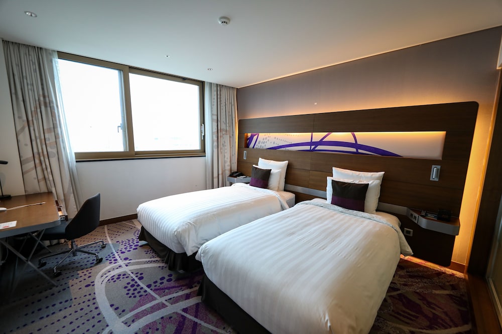 Habitación superior con 2 camas individuales del hotel Novotel Ambassador Suwon. Foto 4