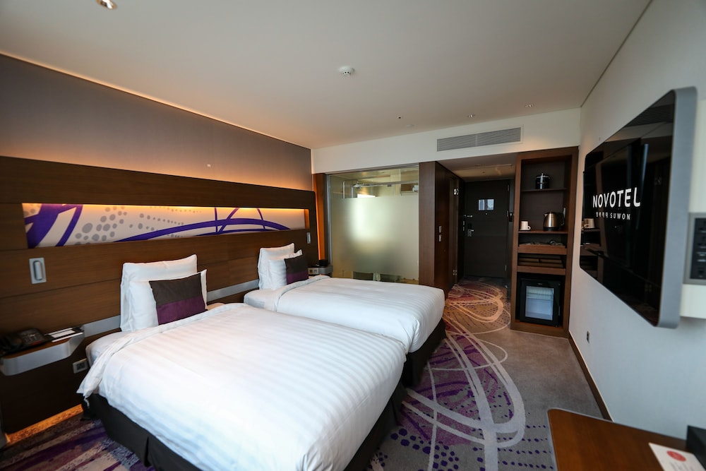 Habitación superior con 2 camas individuales del hotel Novotel Ambassador Suwon. Foto 6