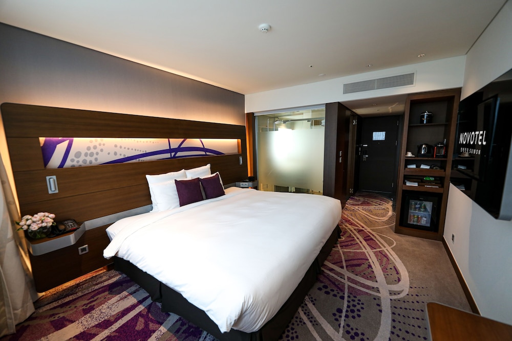 Habitación Deluxe Business con 1 cama king size, Piso alto del hotel Novotel Ambassador Suwon. Foto 1