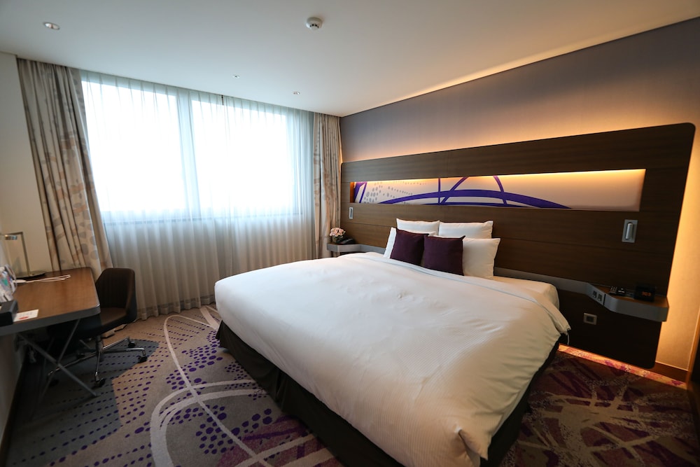 Habitación Deluxe Business con 1 cama king size, Piso alto del hotel Novotel Ambassador Suwon. Foto 2