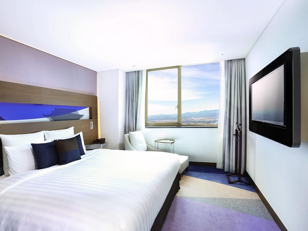Habitación Deluxe Business con 1 cama king size, Piso alto del hotel Novotel Ambassador Suwon. Foto 5