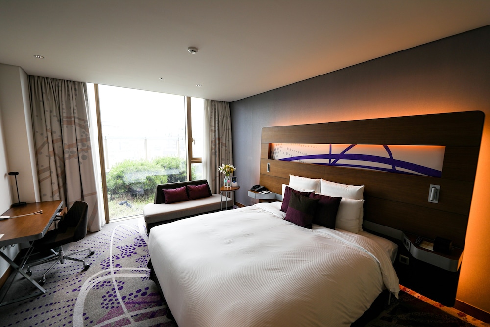 Habitación Deluxe con Vista al Jardín y 1 Cama King del hotel Novotel Ambassador Suwon. Foto 2