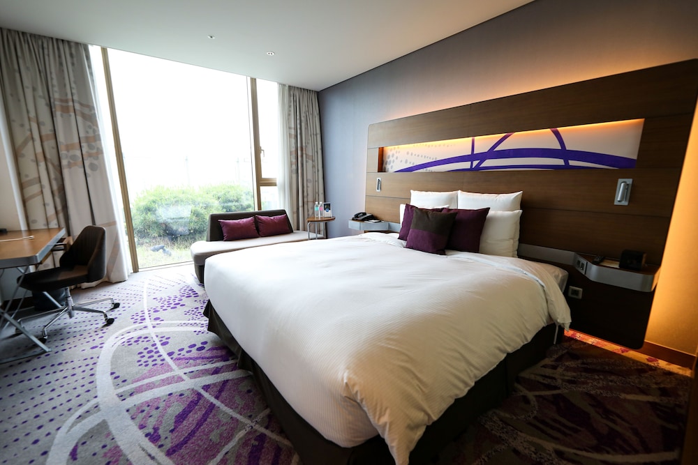 Habitación Deluxe con Vista al Jardín y 1 Cama King del hotel Novotel Ambassador Suwon. Foto 3