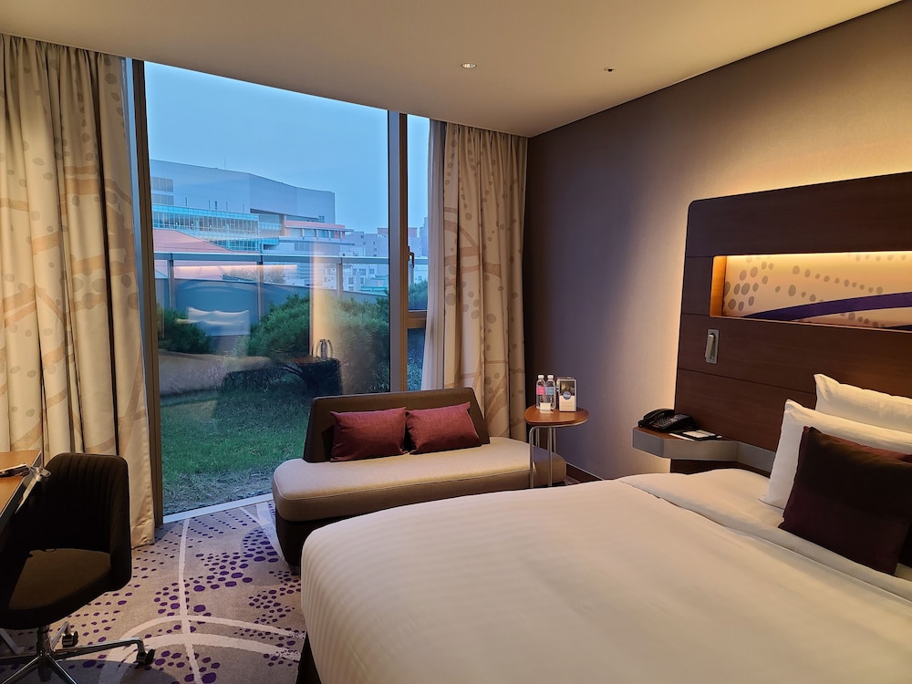 Habitación Deluxe con Vista al Jardín y 1 Cama King del hotel Novotel Ambassador Suwon. Foto 4