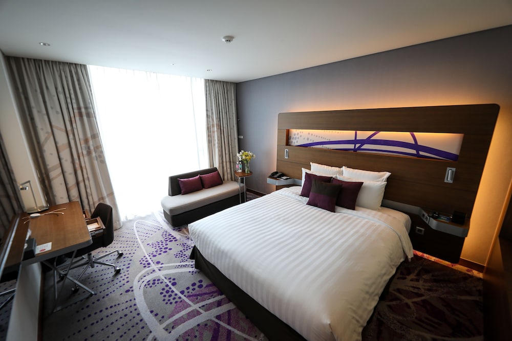 Habitación Deluxe con 1 cama king del hotel Novotel Ambassador Suwon. Foto 1