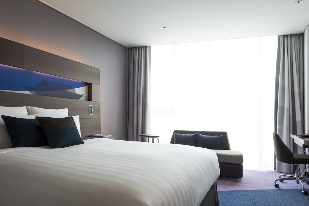 Habitación Ejecutiva con cama King del hotel Novotel Ambassador Suwon. Foto 1