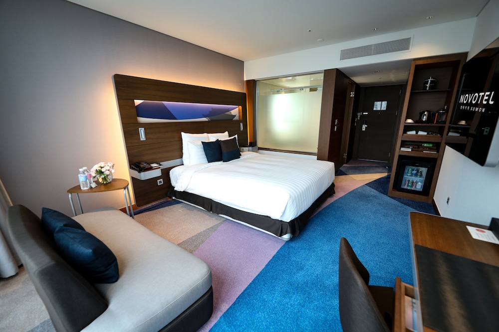 Habitación Ejecutiva con cama King del hotel Novotel Ambassador Suwon. Foto 3