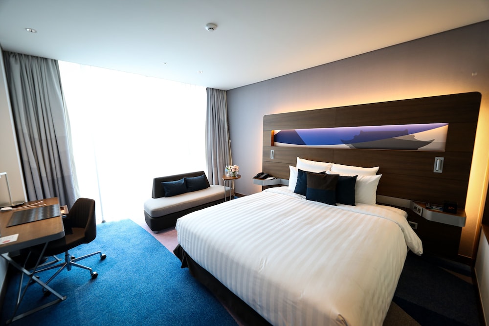 Habitación Ejecutiva con cama King del hotel Novotel Ambassador Suwon. Foto 4
