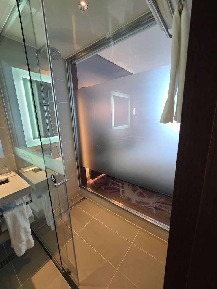 Habitación Ejecutiva con cama King del hotel Novotel Ambassador Suwon. Foto 12