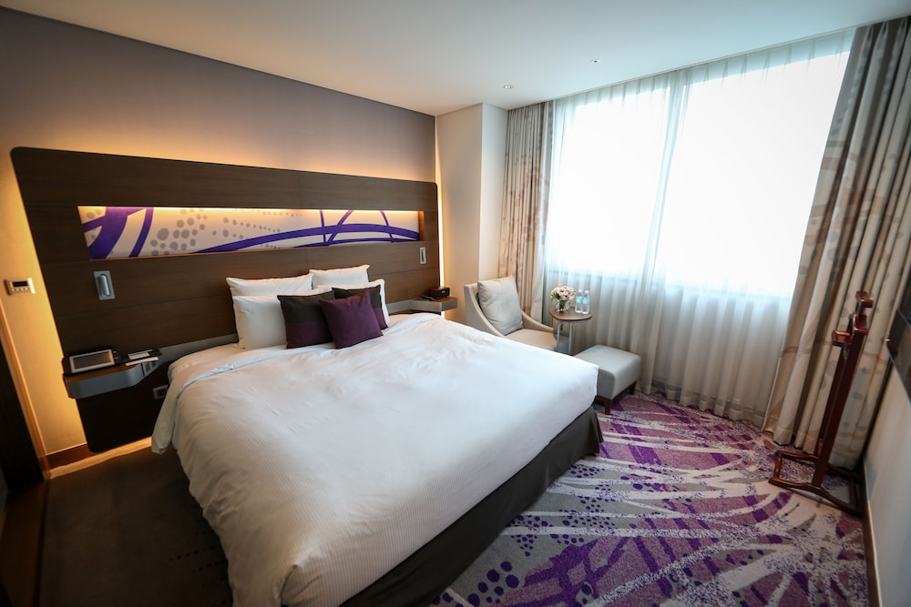 Junior Suite con 1 Cama King Size del hotel Novotel Ambassador Suwon. Foto 1
